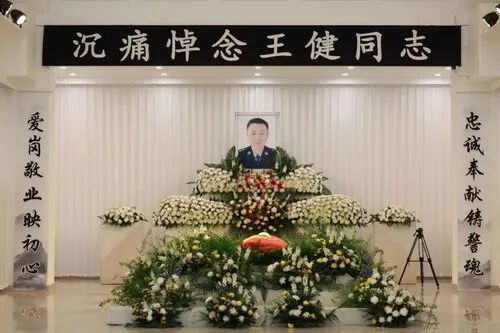 生日刚过16天,他就倒在岗位上,笔记还没写完…… 生日刚过16天,他就倒在岗位上,笔记还没写完……