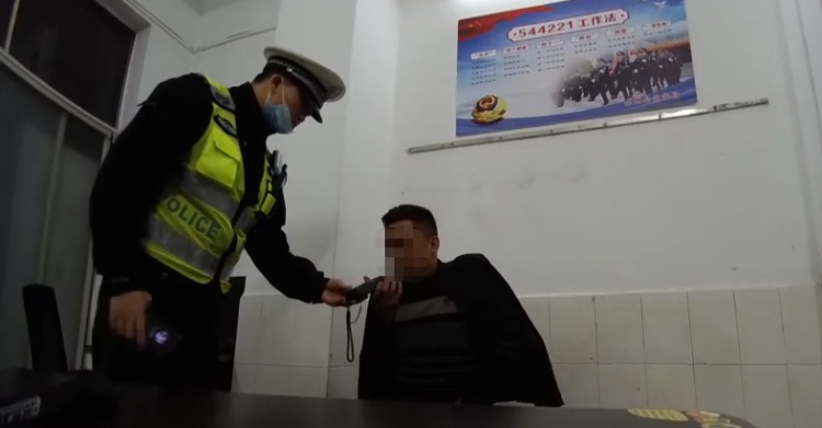 酒驾遇交警检查躲山3小时，朋友报警送上“神助攻”……