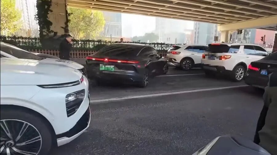 事发上海早高峰!男子盗车逃逸,碰撞警车及私家车!警方通报→ 事发上海早高峰!男子盗车逃逸,碰撞警车及私家车!警方通报→