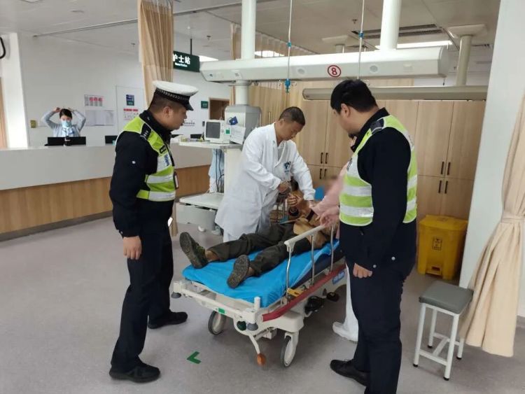 老人被毒蛇咬伤，杭州交警5分钟疾驰开通生命通道