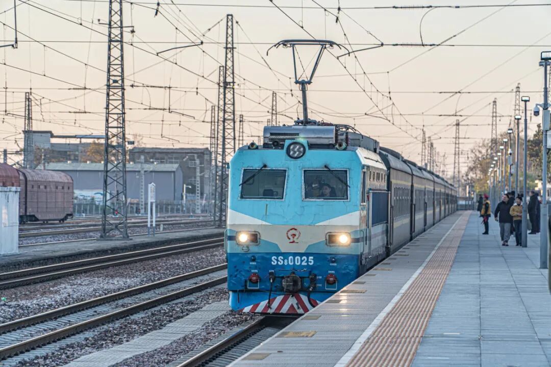 停运17年！新郑站今天正式恢复客运，有人拿41年前火车票拍照