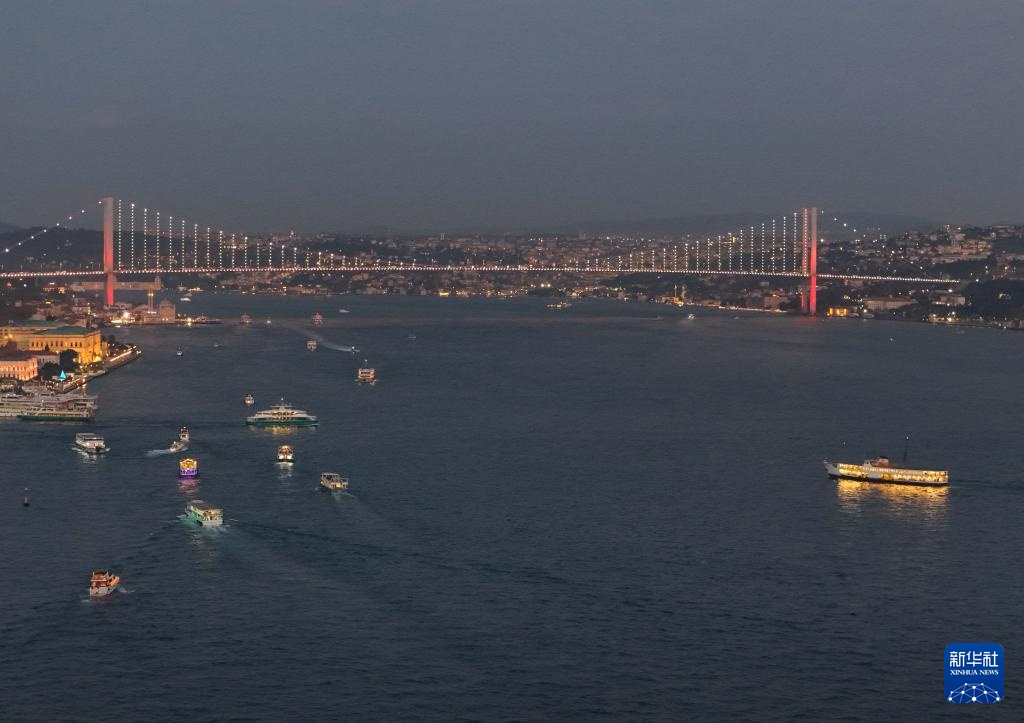 夜色中的博斯普鲁斯海峡