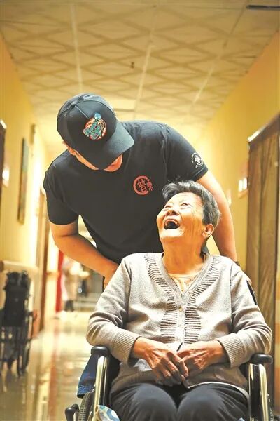 开养老院的年轻人，想“终结”阿尔茨海默病