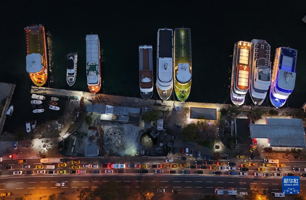 夜色中的博斯普鲁斯海峡