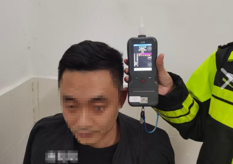 酒驾遇交警检查躲山3小时，朋友报警送上“神助攻”……