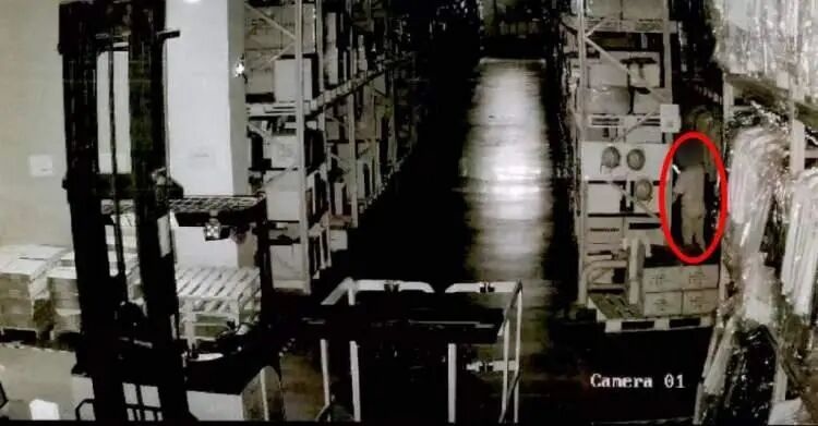 沪一员工裤兜"顺"走钢笔，2个月竟偷了30万！网友：啥钢笔这么贵？