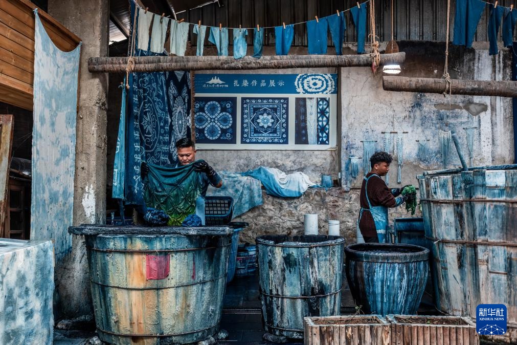 白族扎染：指尖流转蓝白韵