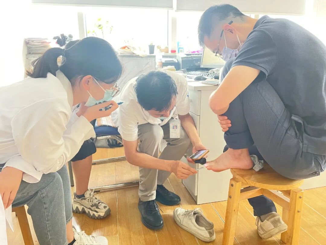 男子百思不得其解，像是被”容嬷嬷”一直跟着，时不时就往指甲里扎两针！