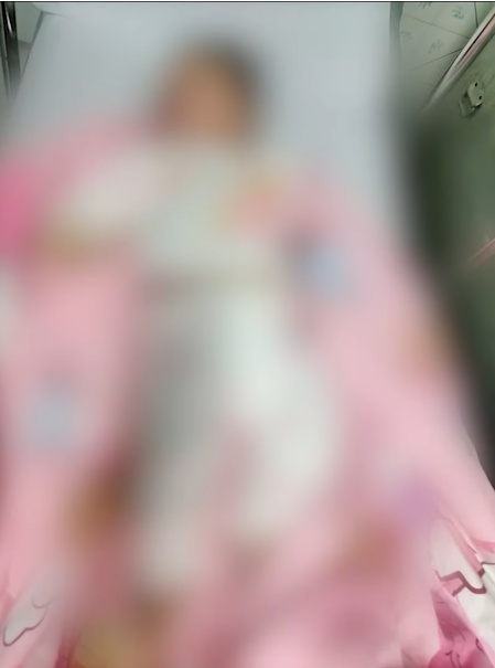 泰国5月大女婴滚进床缝窒息身亡,事发时父亲在旁熟睡 泰国5月大女婴滚进床缝窒息身亡,事发时父亲在旁熟睡