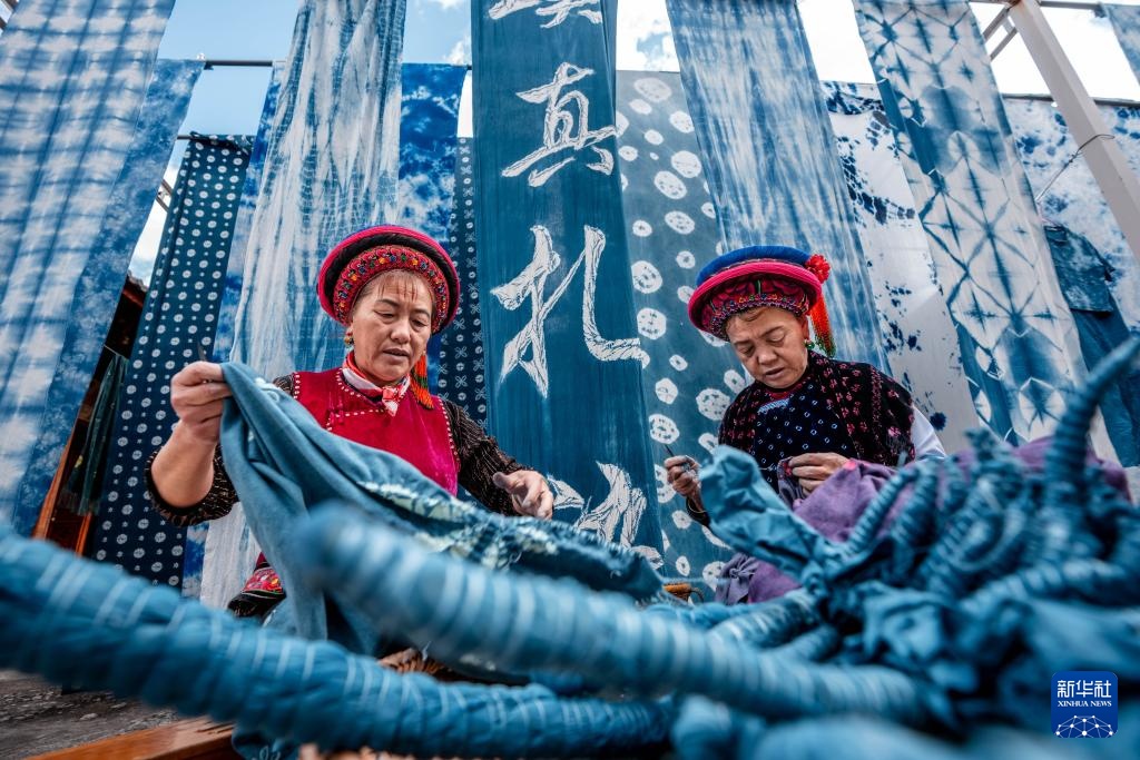 白族扎染：指尖流转蓝白韵