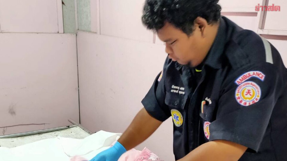 泰国5月大女婴滚进床缝窒息身亡,事发时父亲在旁熟睡 泰国5月大女婴滚进床缝窒息身亡,事发时父亲在旁熟睡