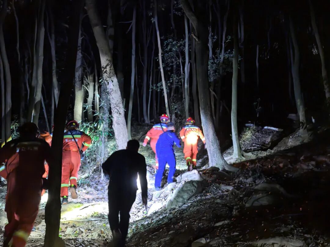 “我老公一直在这儿敲”！夫妻俩迷失深山，机智“敲”出生路