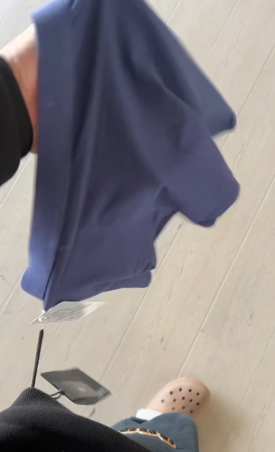 “鼠标垫当吊牌”火上热搜，男装店主：日销翻番，还推出内裤、烟灰缸吊牌！