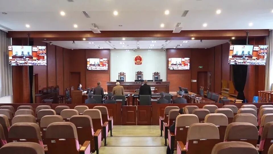 夫妻因两个包子激烈争吵，丈夫从6楼扔下30斤重行李箱，还让警方别来打扰