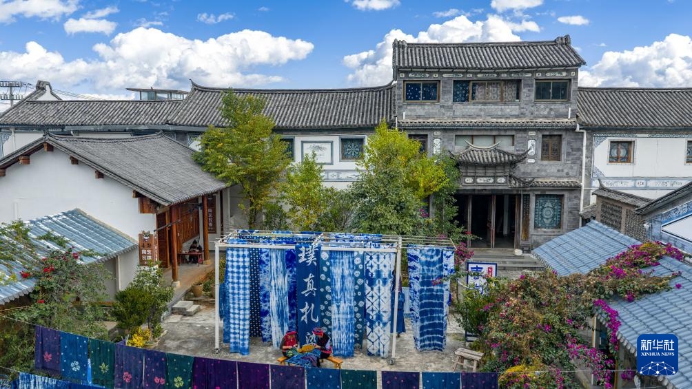 白族扎染：指尖流转蓝白韵