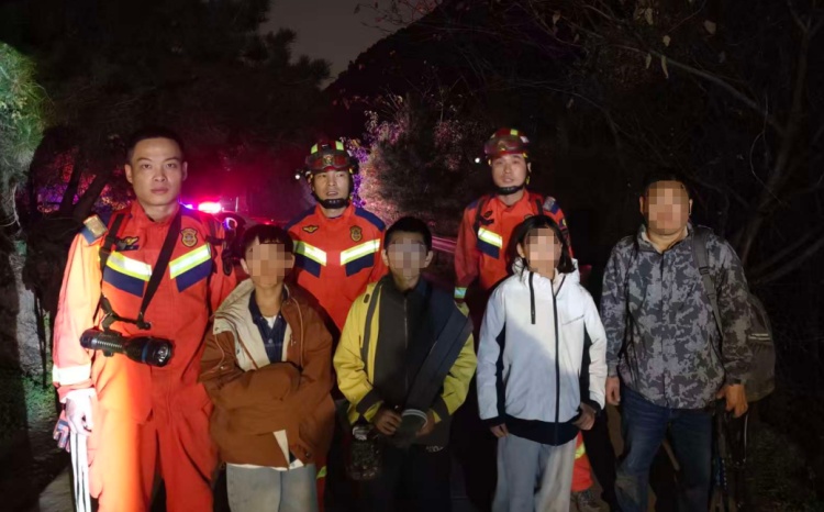 事发子午峪!1名大人2名儿童踩空被困,西安消防紧急救助 事发子午峪!1名大人2名儿童踩空被困,西安消防紧急救助