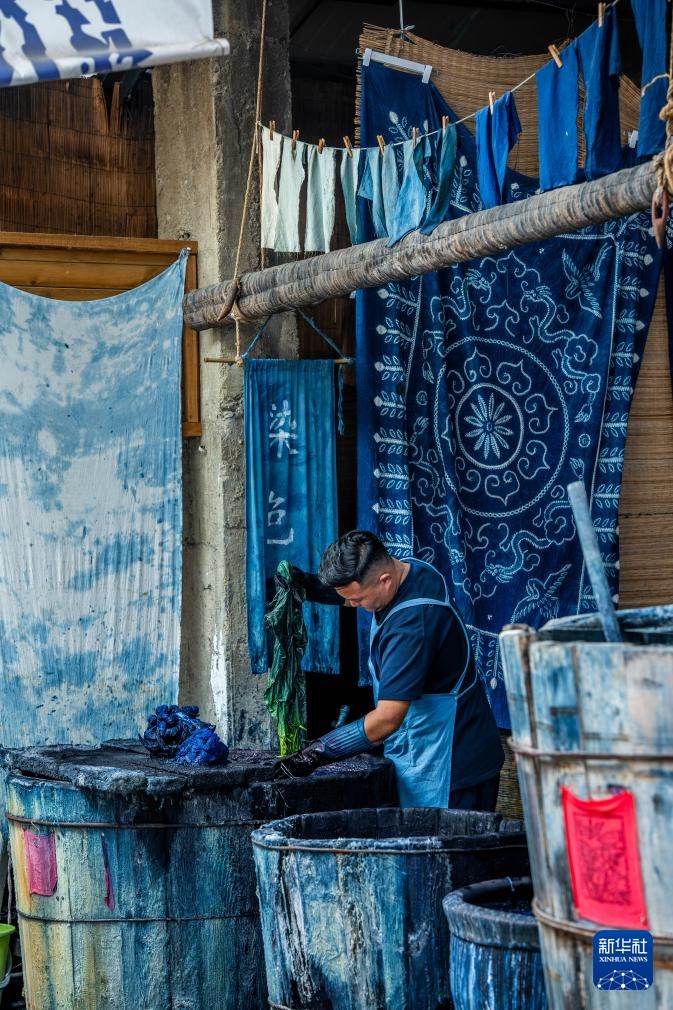 白族扎染：指尖流转蓝白韵