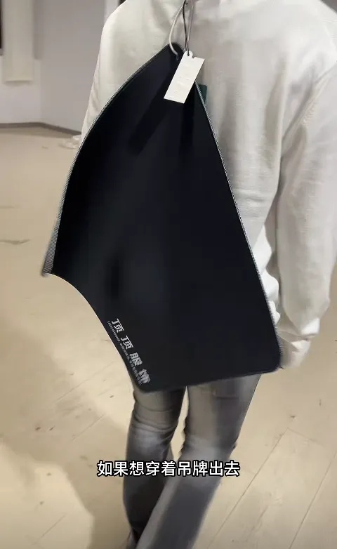 男装店主把吊牌做成超大鼠标垫意外爆火：还有内裤袜子烟灰缸