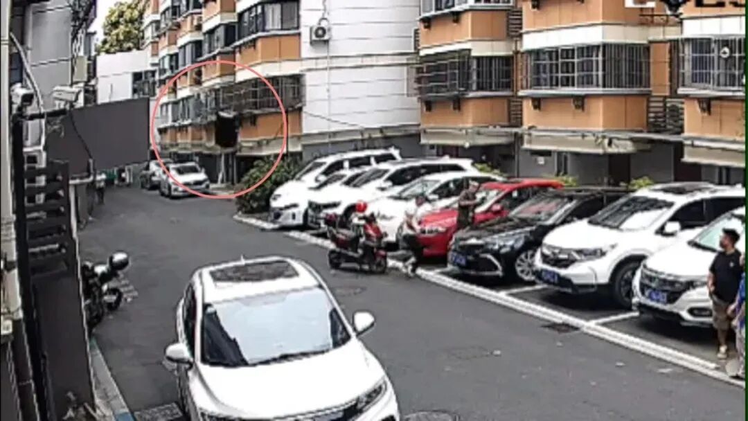 夫妻因两个包子激烈争吵，丈夫从6楼扔下30斤重行李箱，还让警方别来打扰