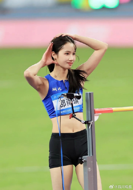 清华跳高女神邵雨琪回应夺冠 清华跳高女神邵雨琪回应夺冠