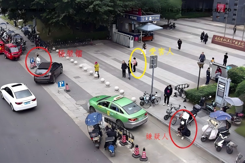 只是因为在人群中多看了你一眼,打断那场“虚假”的表演! 只是因为在人群中多看了你一眼,打断那场“虚假”的表演!