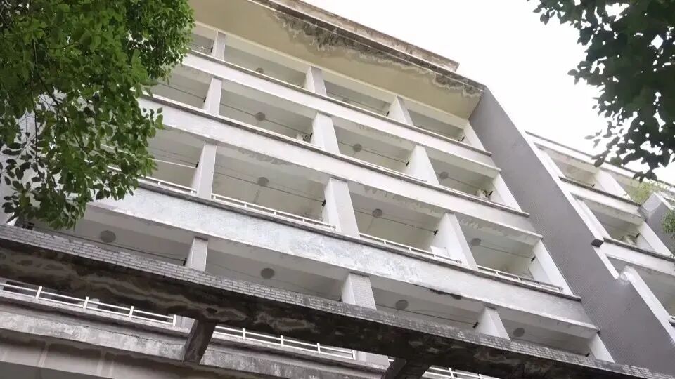 夫妻因两个包子激烈争吵，丈夫从6楼扔下30斤重行李箱，还让警方别来打扰