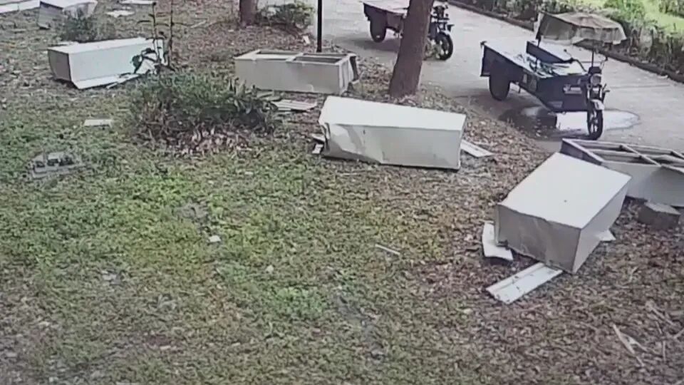 夫妻因两个包子激烈争吵，丈夫从6楼扔下30斤重行李箱，还让警方别来打扰