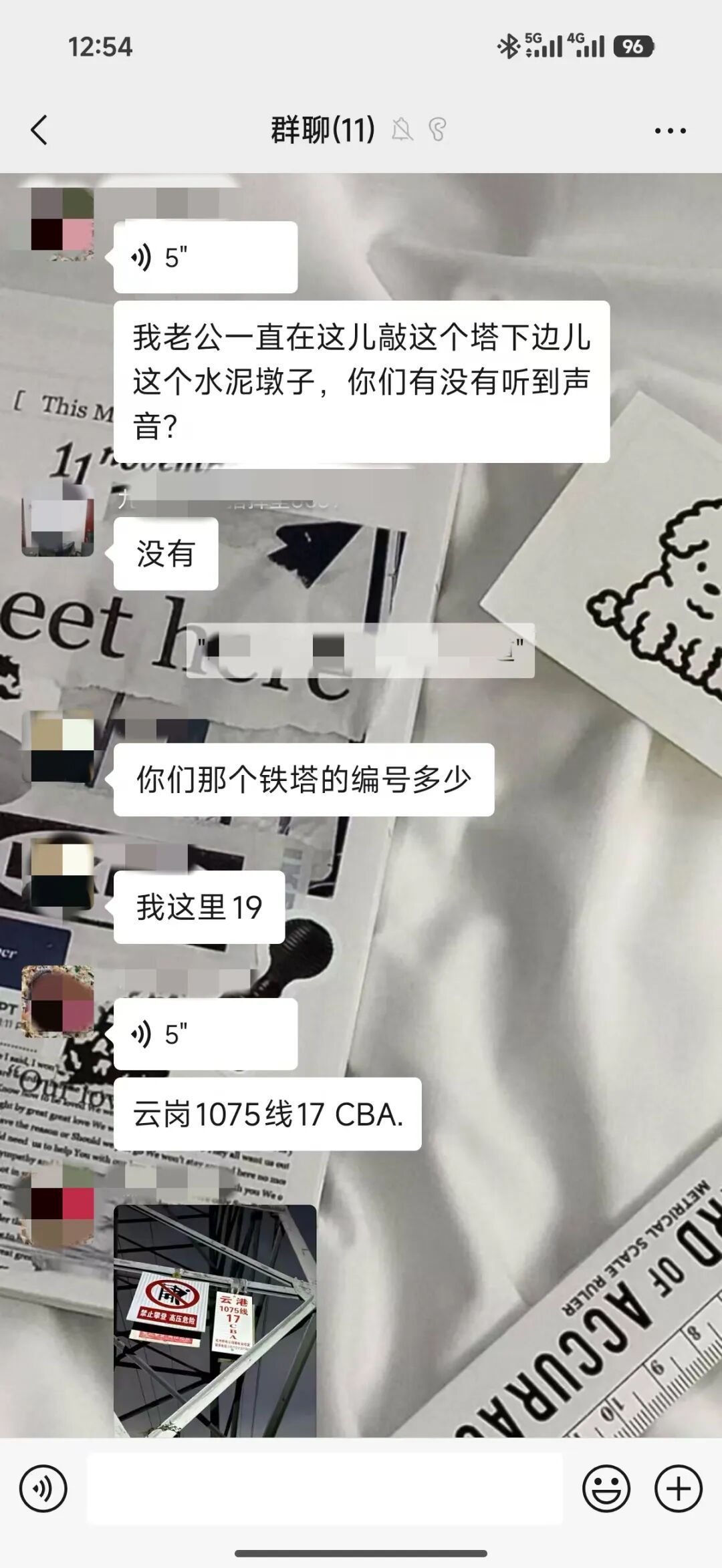 “我老公一直在这儿敲”！夫妻俩迷失深山，机智“敲”出生路