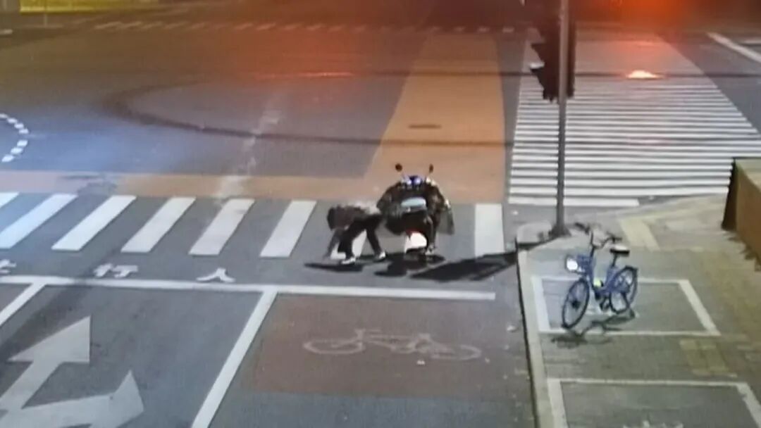 北京一男子酒后骑行身亡，现场画面曝光：死前曾摔倒6次