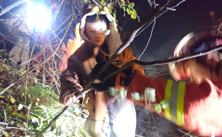 事发子午峪!1名大人2名儿童踩空被困,西安消防紧急救助 事发子午峪!1名大人2名儿童踩空被困,西安消防紧急救助