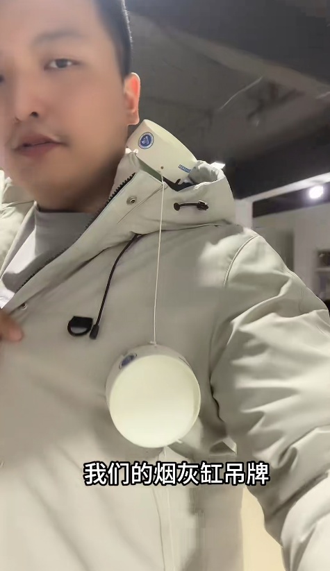 “鼠标垫当吊牌”火上热搜，男装店主：日销翻番，还推出内裤、烟灰缸吊牌！