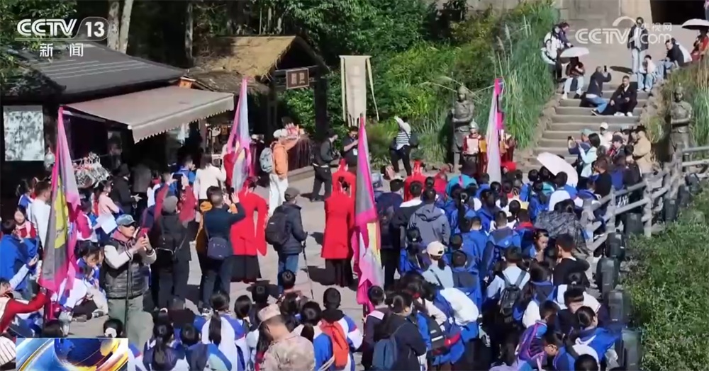 以红叶为“媒”、“跟着课本去旅行”成亮点 场景上新增加文旅消费新体验 以红叶为“媒”、“跟着课本去旅行”成亮点 场景上新增加文旅消费新体验