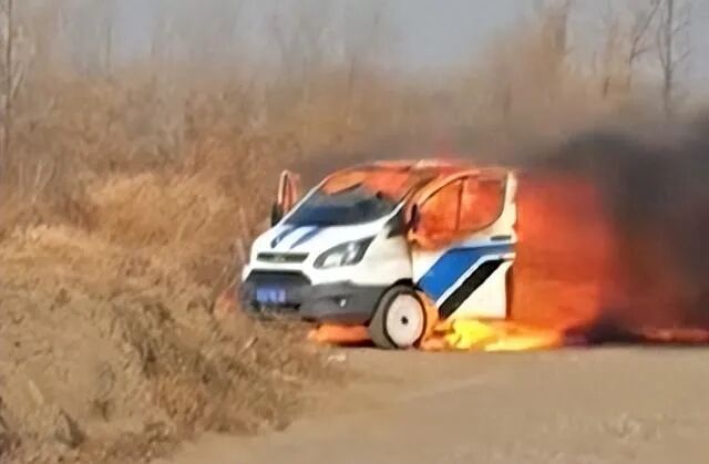 寒衣节野外烧纸，他直接烧掉一辆真车！事后还与铁架淡定合影……