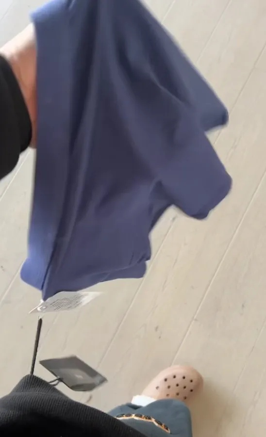 男装店主把吊牌做成超大鼠标垫意外爆火：还有内裤袜子烟灰缸