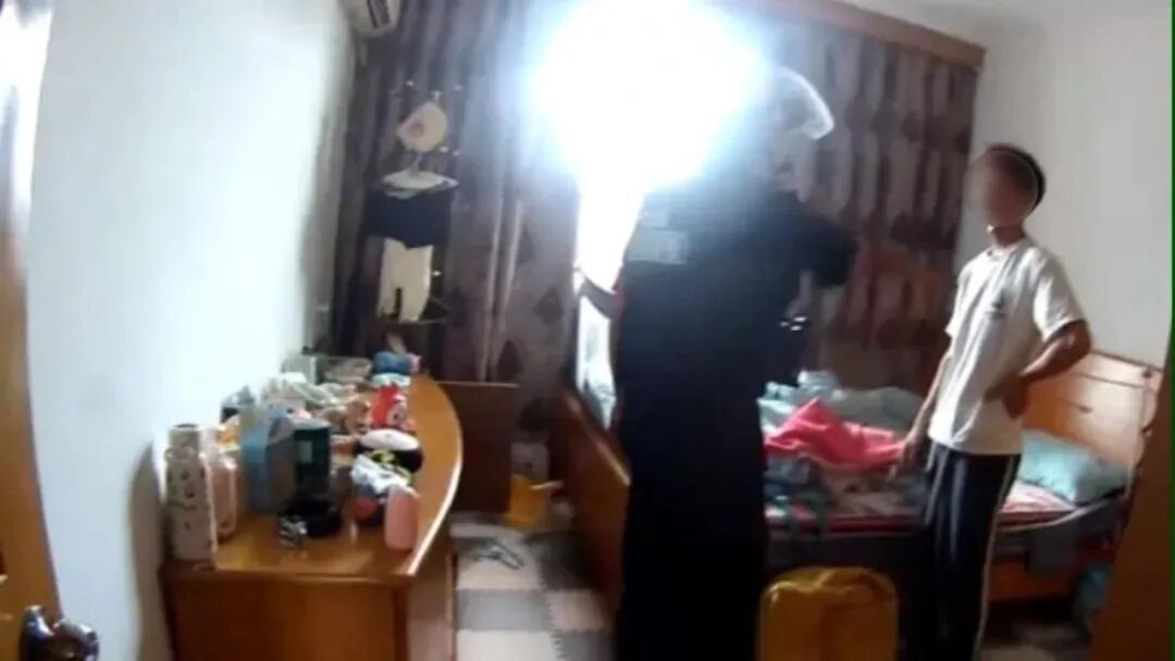 夫妻因两个包子激烈争吵，丈夫从6楼扔下30斤重行李箱，还让警方别来打扰