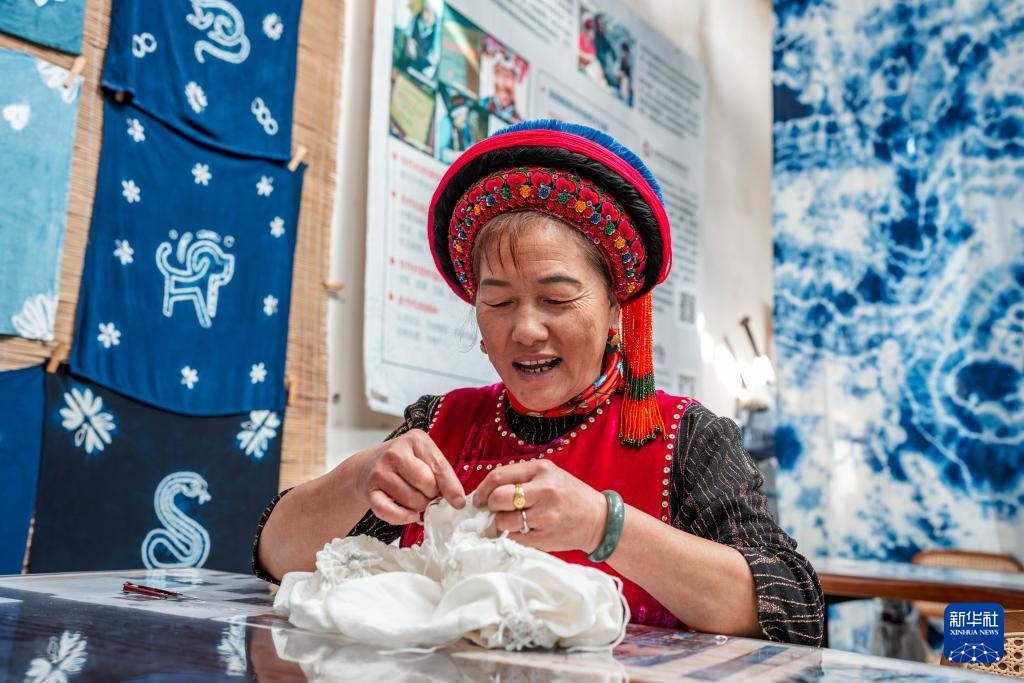 白族扎染：指尖流转蓝白韵