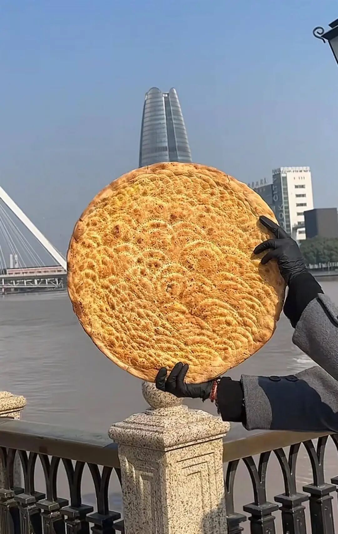 乘客带巨型馕上飞机，大到盖住空姐！众人帮塞行李箱