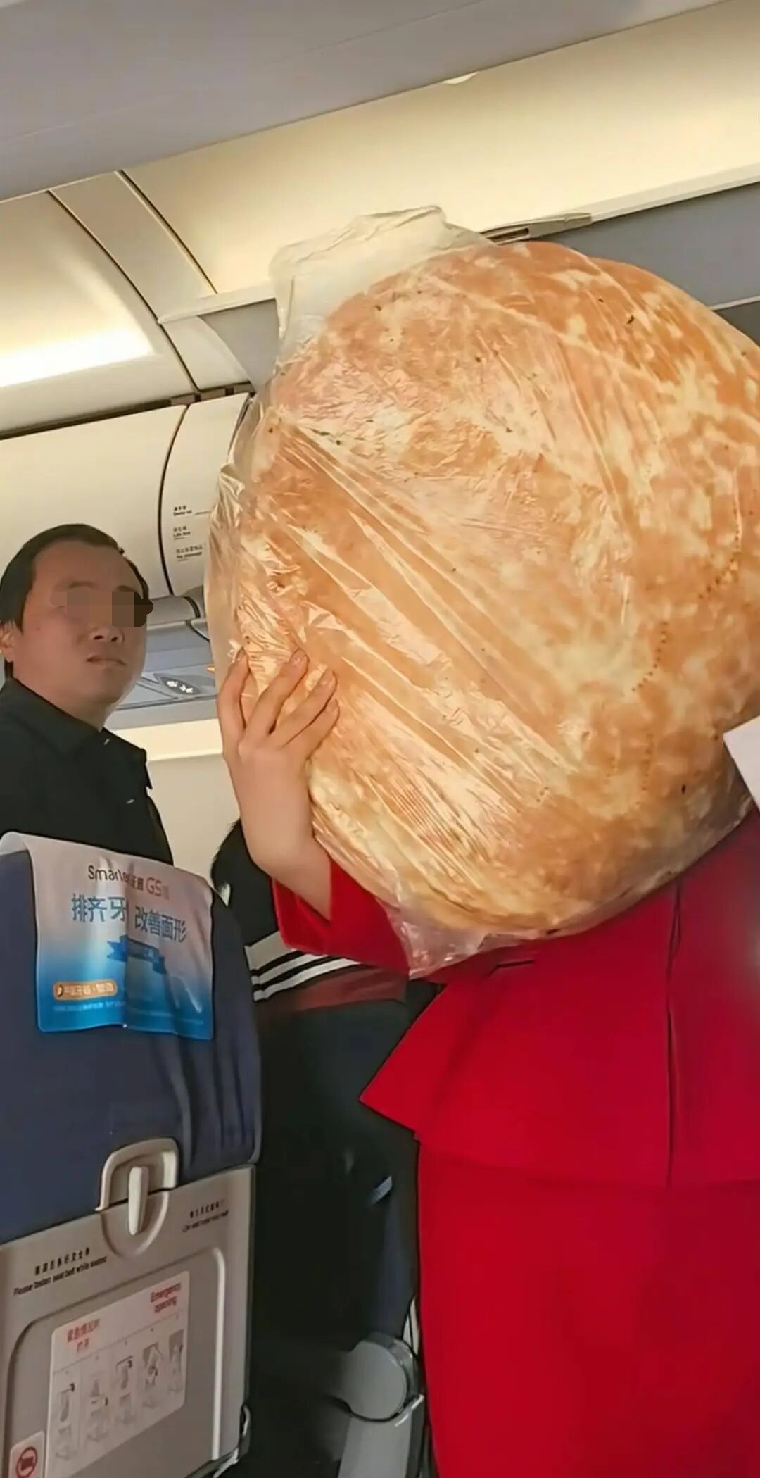 乘客带巨型馕上飞机，大到盖住空姐！众人帮塞行李箱