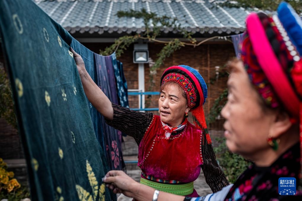 白族扎染：指尖流转蓝白韵