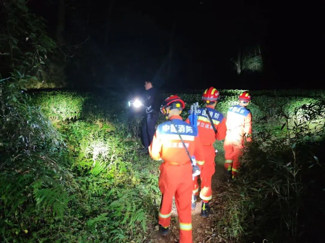 “我老公一直在这儿敲”！夫妻俩迷失深山，机智“敲”出生路