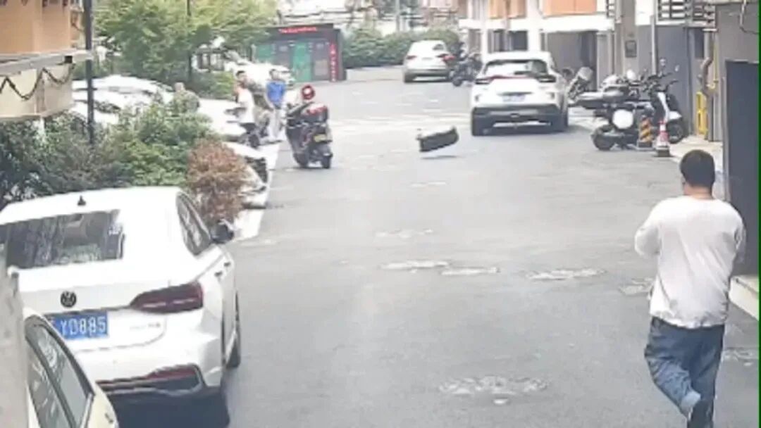 夫妻因两个包子激烈争吵，丈夫从6楼扔下30斤重行李箱，还让警方别来打扰