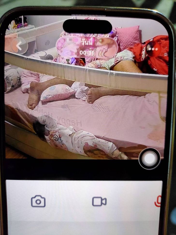 泰国5月大女婴滚进床缝窒息身亡,事发时父亲在旁熟睡 泰国5月大女婴滚进床缝窒息身亡,事发时父亲在旁熟睡