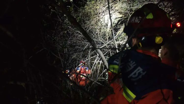 事发子午峪!1名大人2名儿童踩空被困,西安消防紧急救助 事发子午峪!1名大人2名儿童踩空被困,西安消防紧急救助