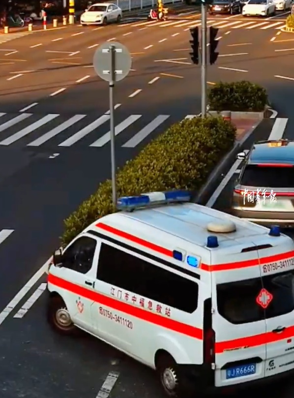 小车拒不礼让救护车,网友怒了!交警:罚! 小车拒不礼让救护车,网友怒了!交警:罚!