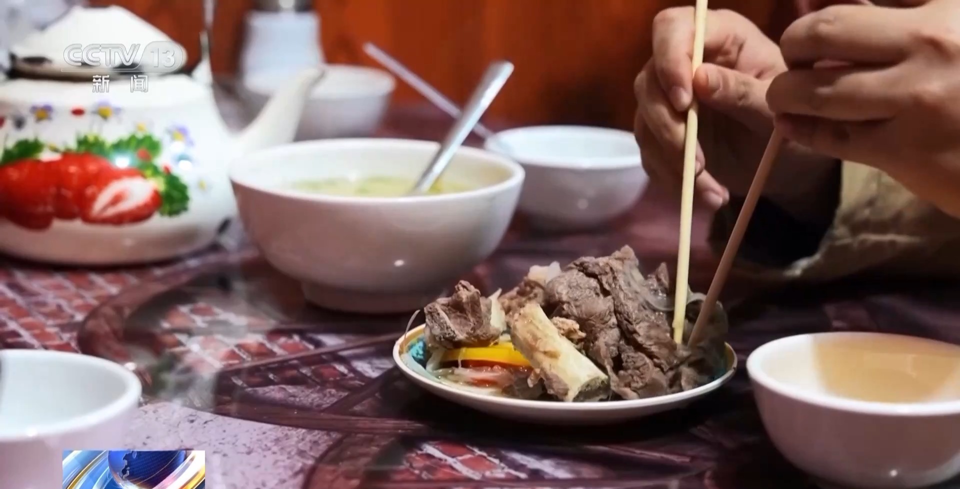 奶茶配馕 传统美食有了新吃法 快来尝一尝