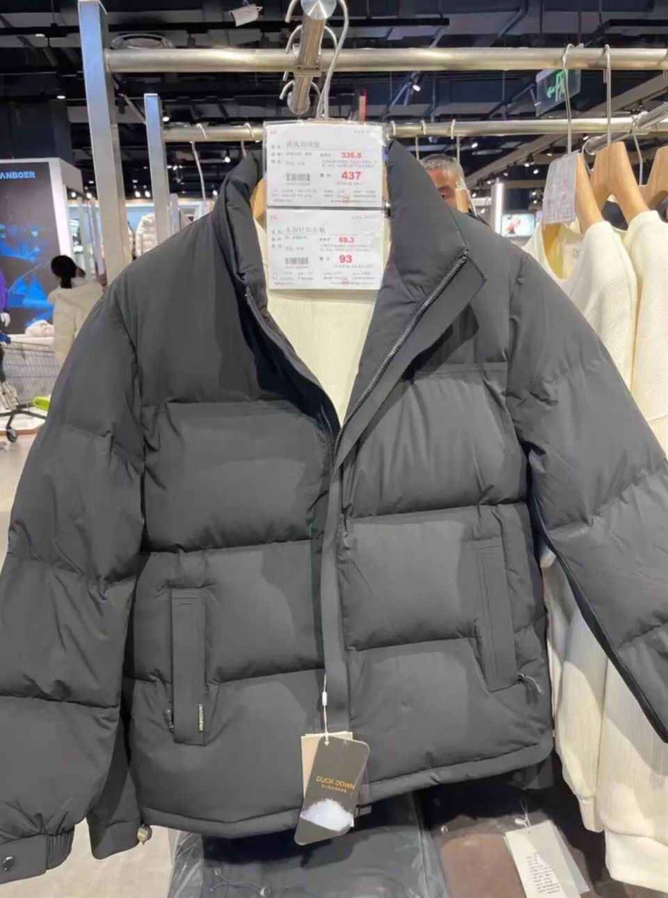 胖东来羽绒服代购火爆，外地网友加价几十元购买，客服：不建议代购，无法保证质量