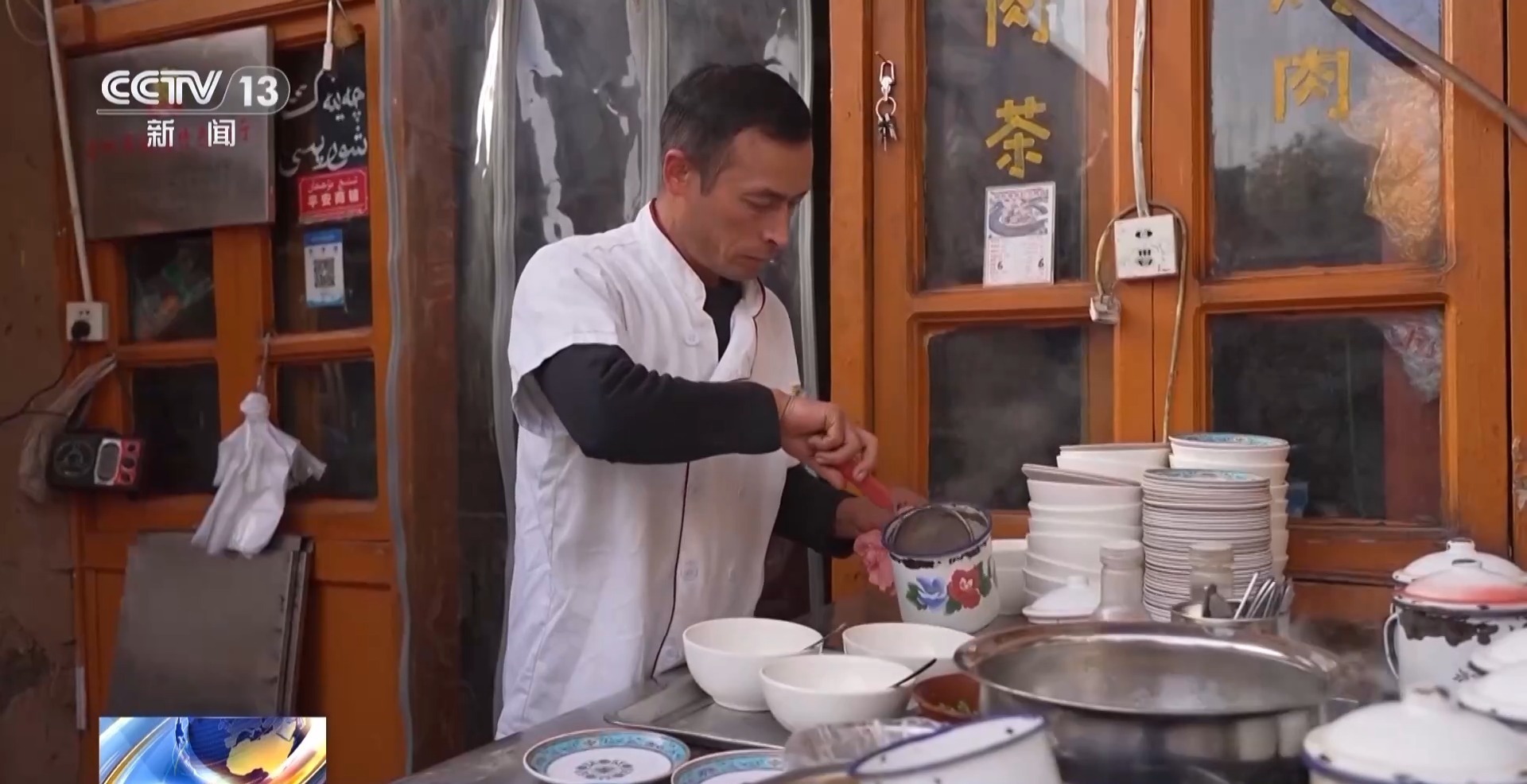 奶茶配馕 传统美食有了新吃法 快来尝一尝