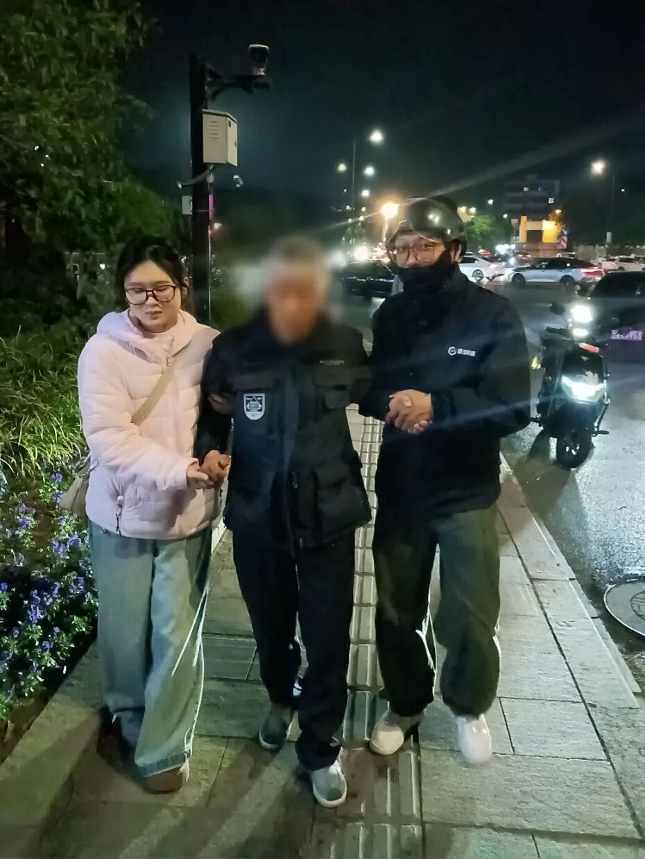 让男友等着！杭州00后姑娘约会直接放鸽子，路上干了件大事