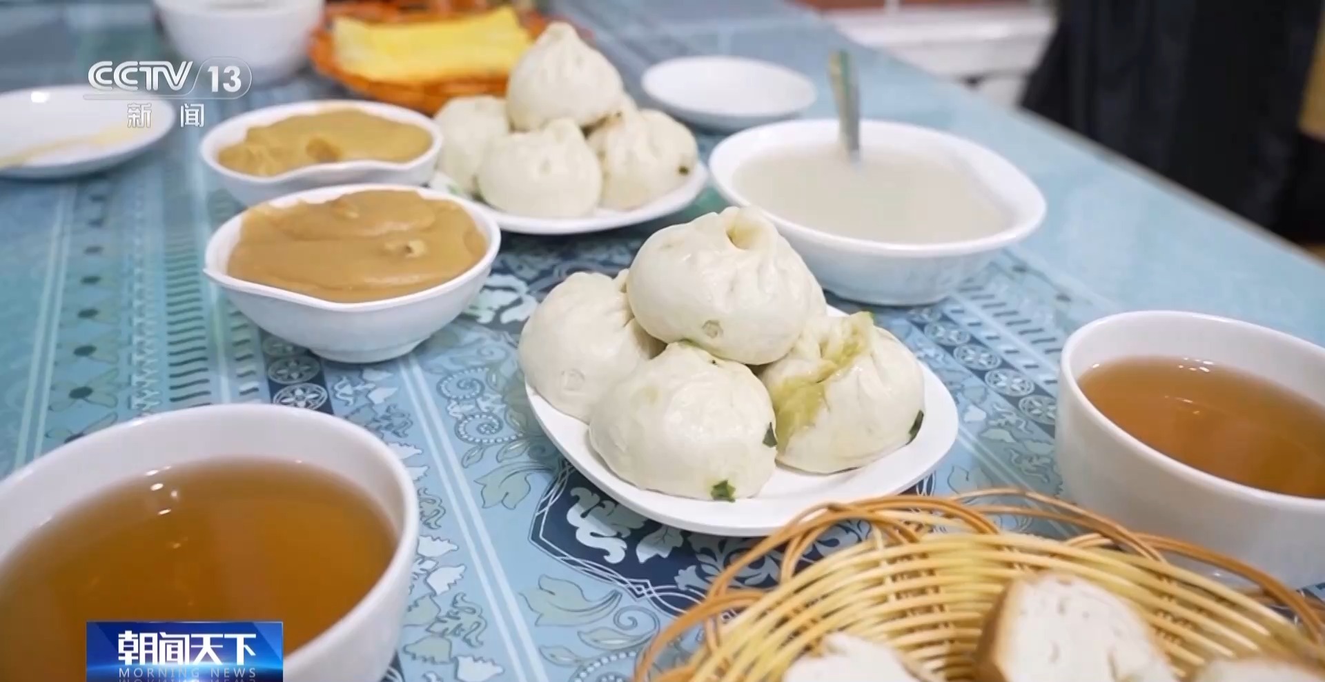 奶茶配馕 传统美食有了新吃法 快来尝一尝