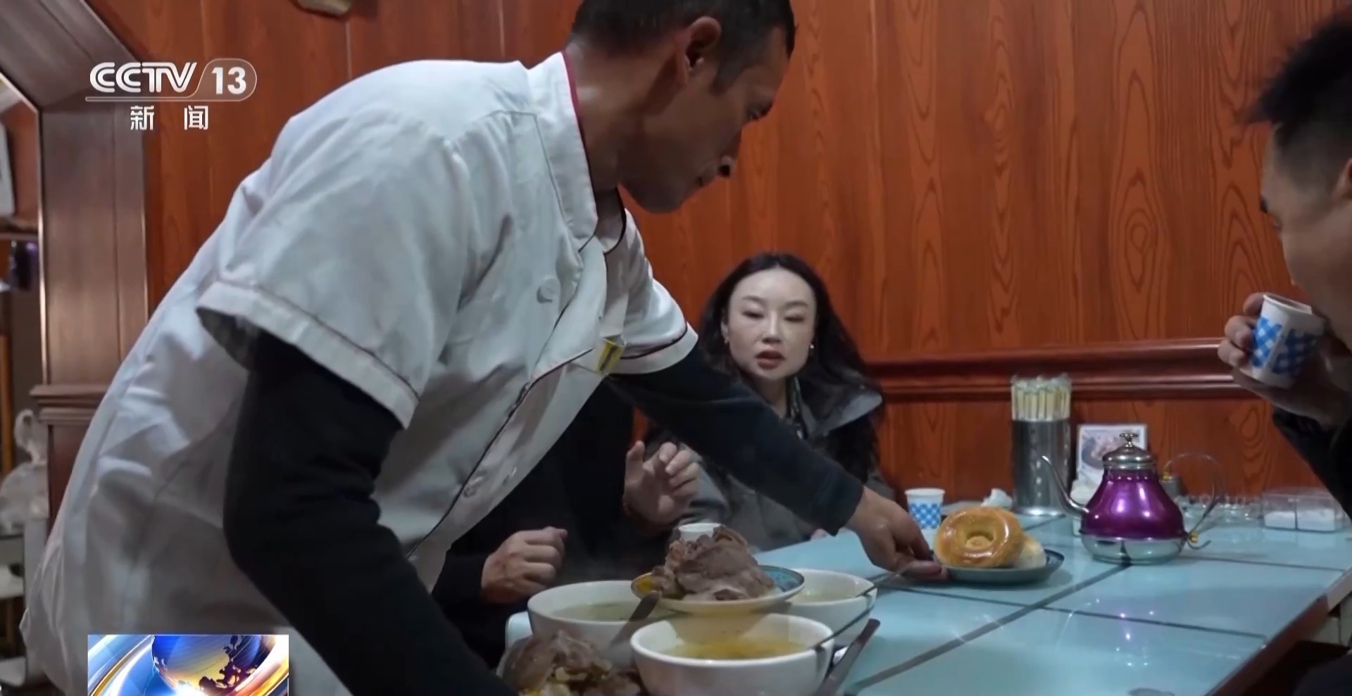 奶茶配馕 传统美食有了新吃法 快来尝一尝